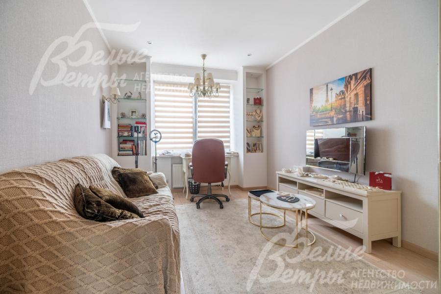 полностью меблированный кабинет на втором этаже