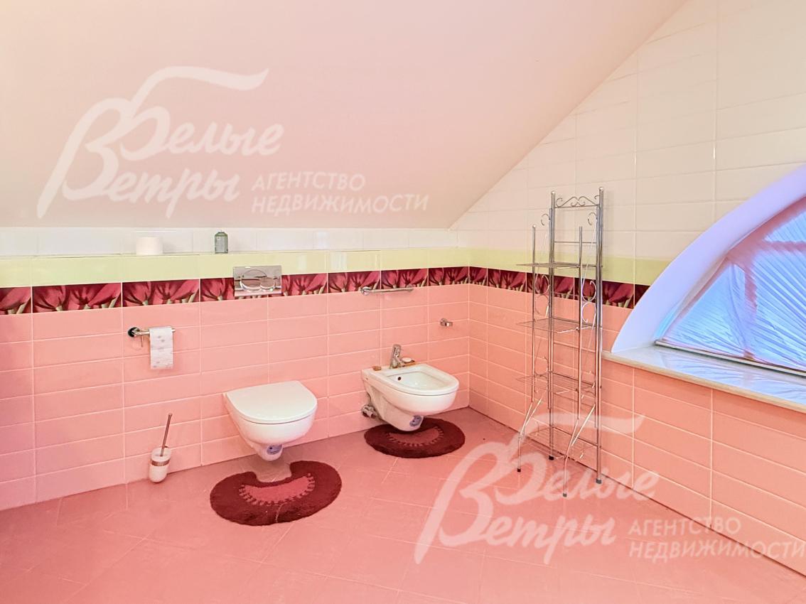 Просторный санузел при мастер-спальне (18,5 кв.м) оформлен в нежных розовых тонах, создающих лёгкую и уютную атмосферу