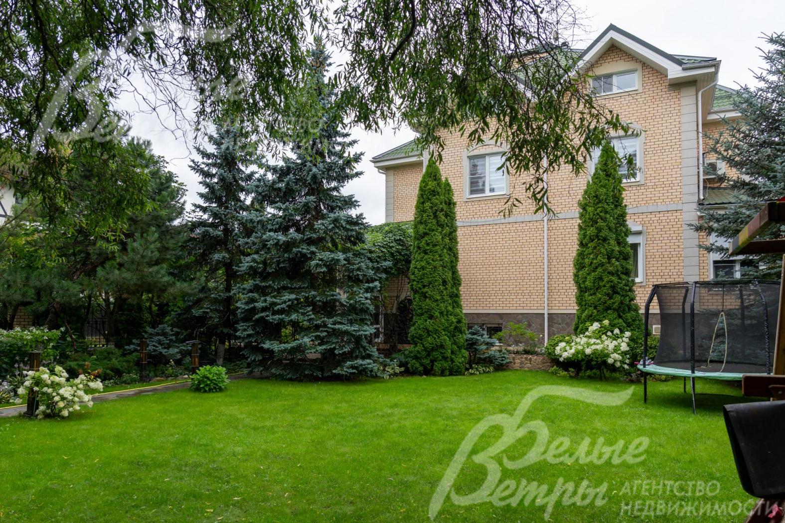 На участке высажены лесные деревья (ели и сосны), плодовые деревья, туи, декоративные кустарники и розы, уложен газон