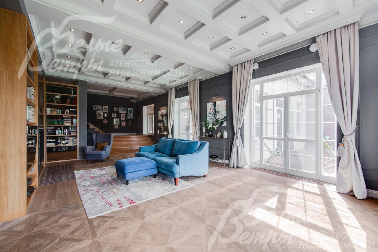 Гостиная с выходом на участок и в галерею, ведущую к бассейну