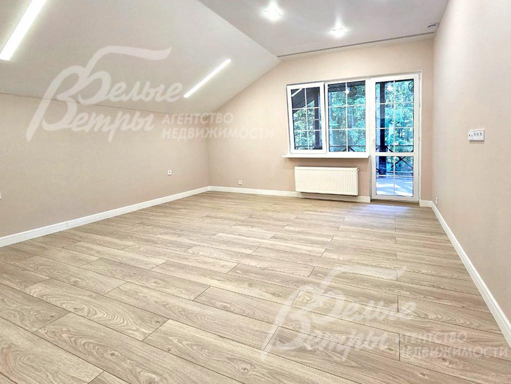 Первая спальня на втором этаже с выходом на большой крытый балкон