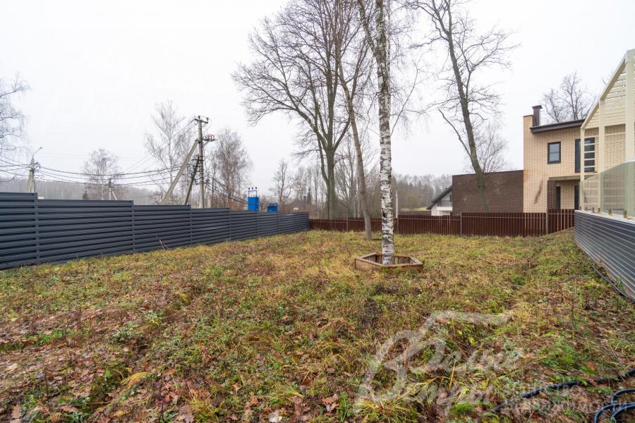 На участке установлена система автоматического полива