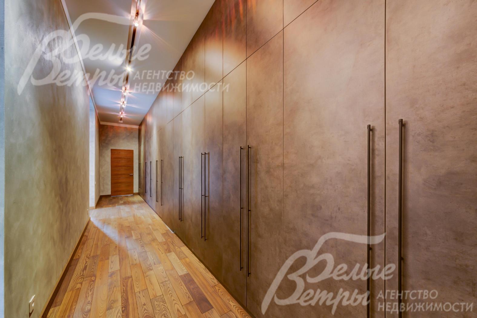 Коридор с большим встроенным шкафом