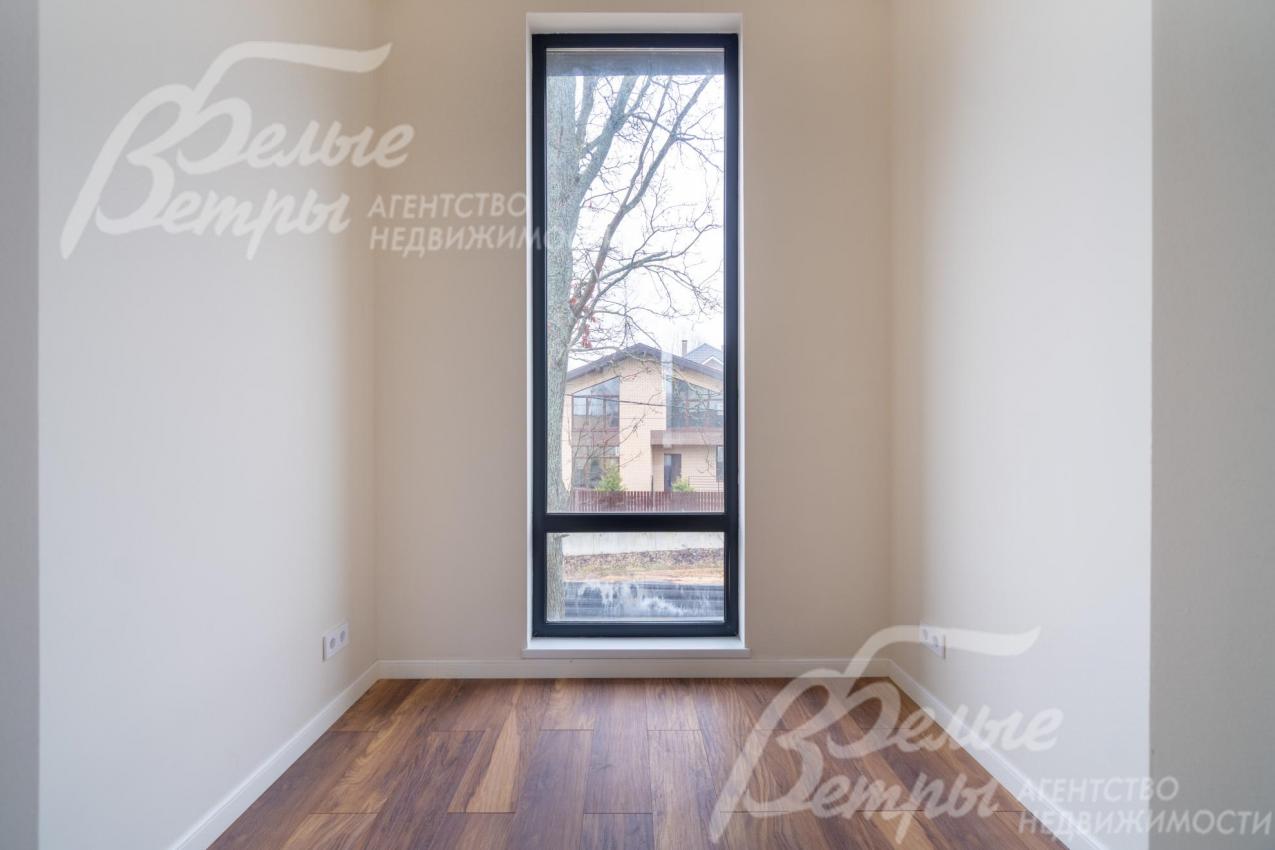 Интерьер дома представляет собой лаконичное и светлое пространство в минималистичном стиле