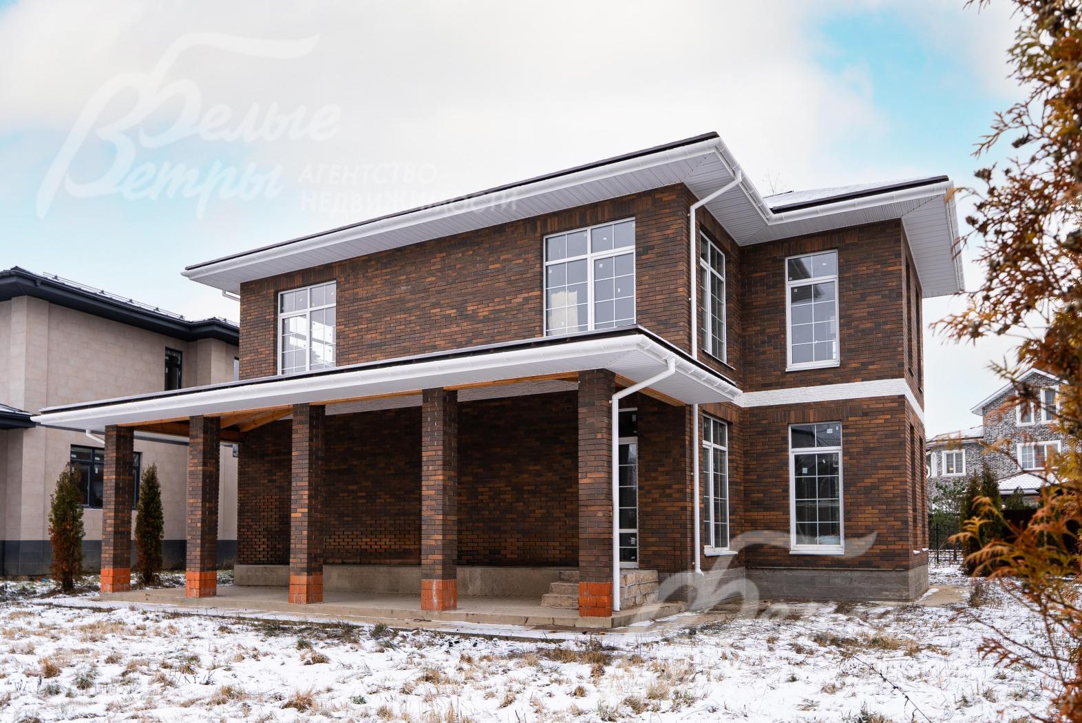 Крытая летняя терраса 35 кв.м с колоннами и выходом на участок