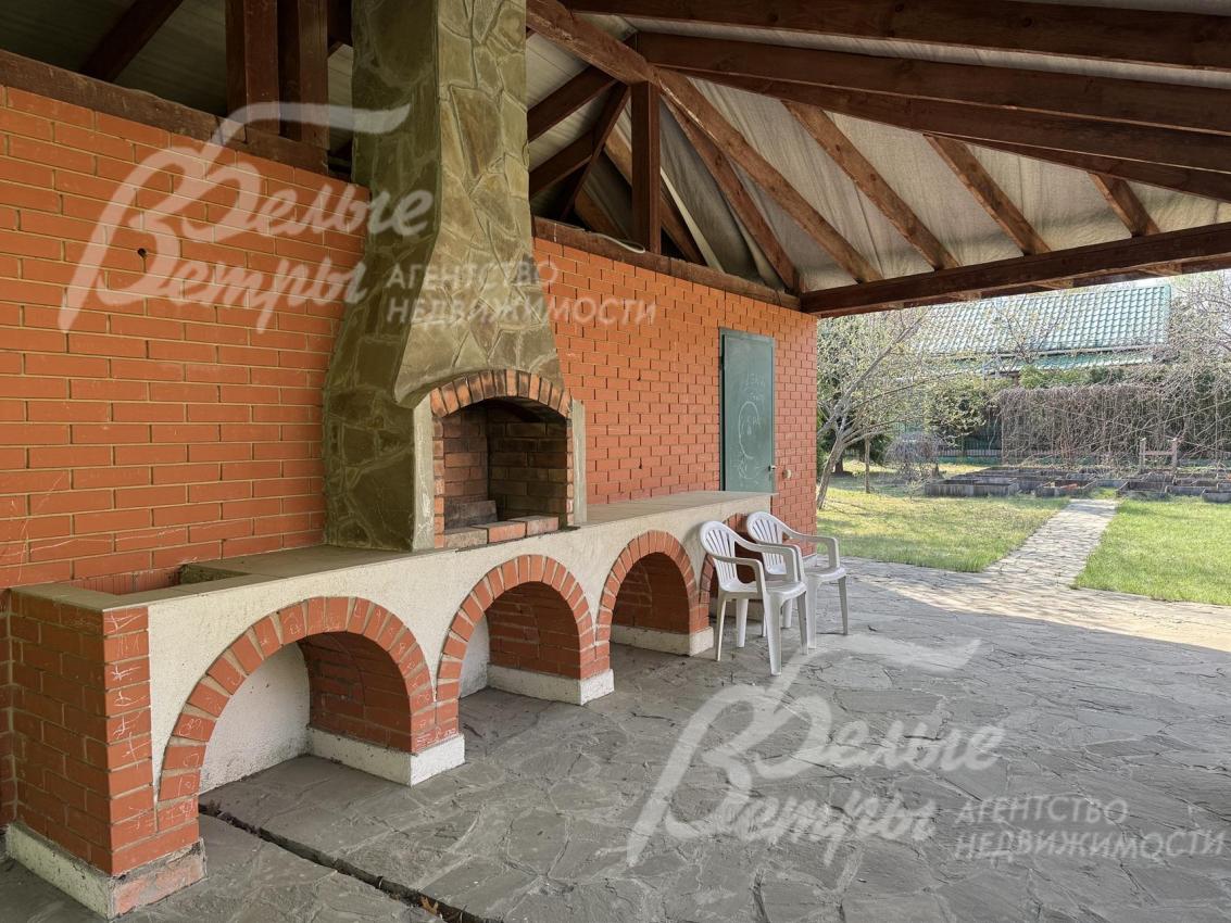 Построен кирпичный хозблок с мангальной зоной, к которой подведено электричество