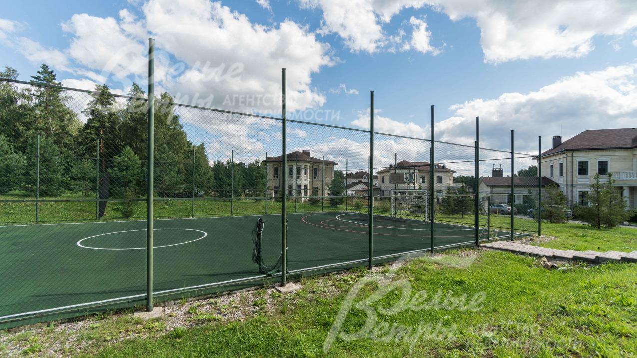 Спортивная многофункциональная площадка в поселке Идиллия