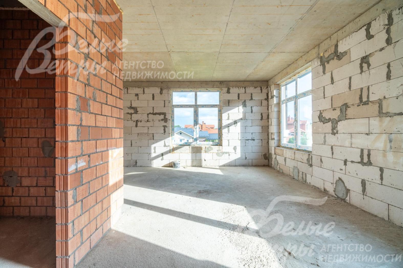 Просторная спальня на втором этаже с тремя окнами, собственным санузлом и гардеробной