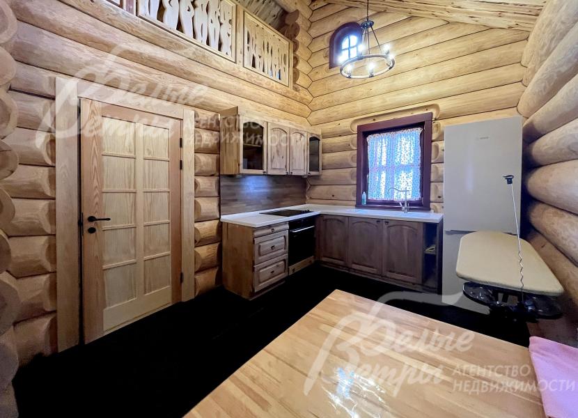 На кухне в бане - гарнитур из массива дерева с мойкой и плитой