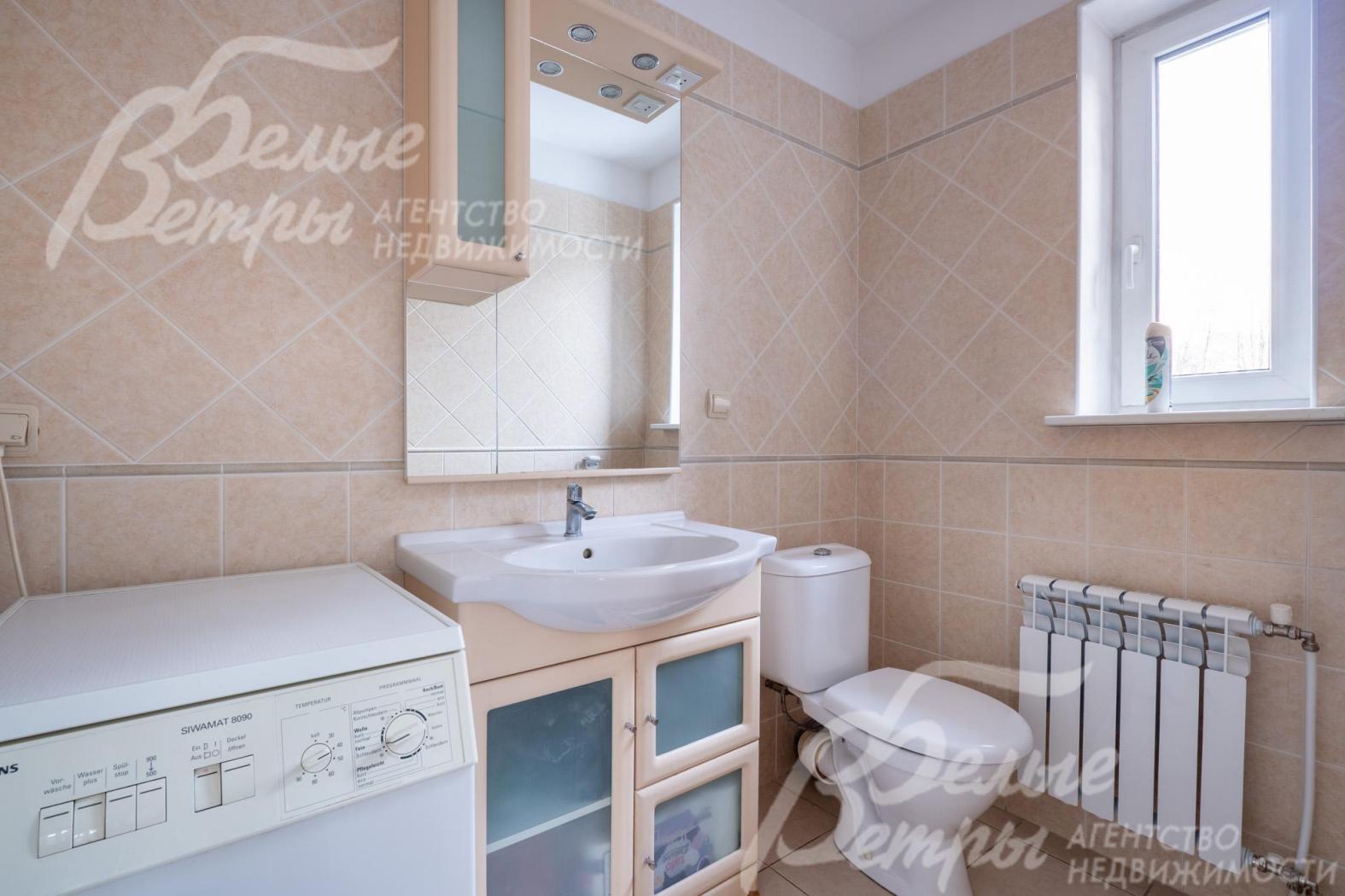 Санузел на первом этаже оборудован стиральной машиной