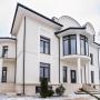 Дом - с панорамными окнами. Входы в дом оформлены элегантной колоннадой