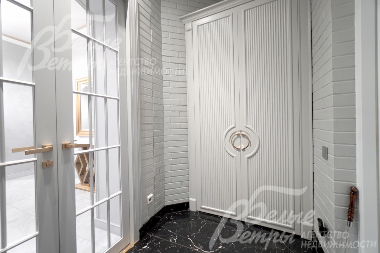 Интерьер выполнен в стиле современной классики с преобладанием светлых оттенков