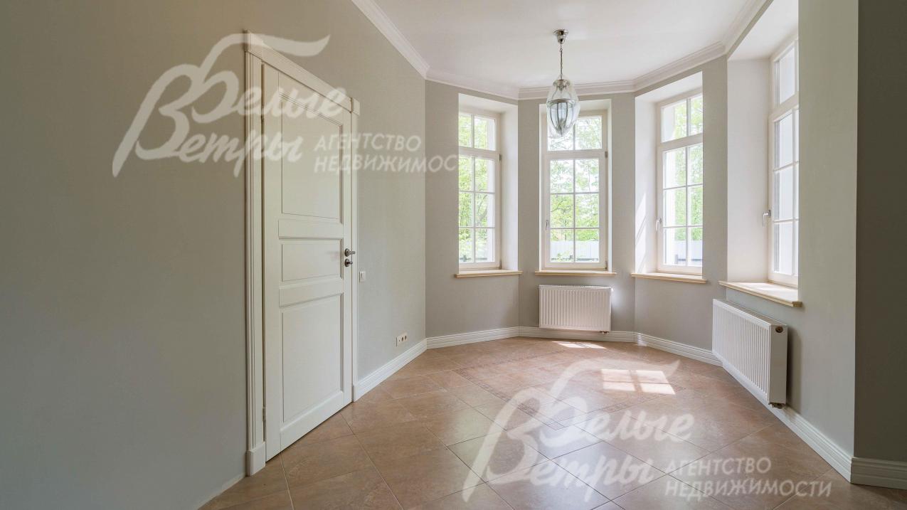 Стены в гостиной, кухне и холлах покрашены (шведская краска Bekkers)