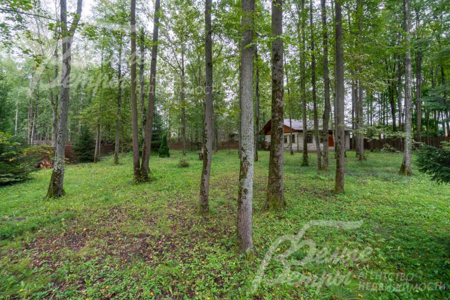 На участке построен двухэтажный дом-баня в стиле основного дома с квартирой для персонала