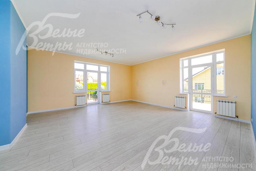 Спальня с выходом на балкон