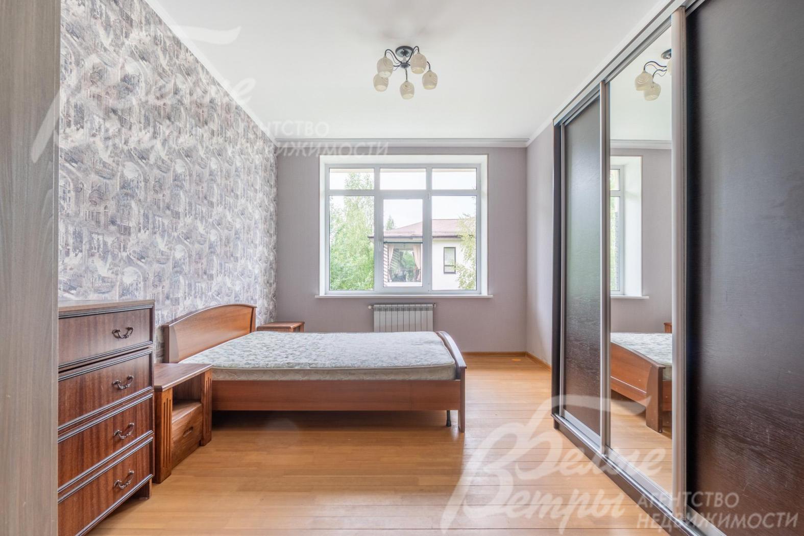 Одна из спален на втором этаже с мебельным гарнитуром