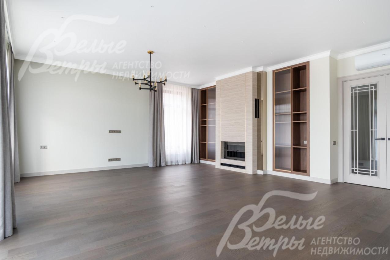 В гостиной панорамные окна и выход на террасу и участок