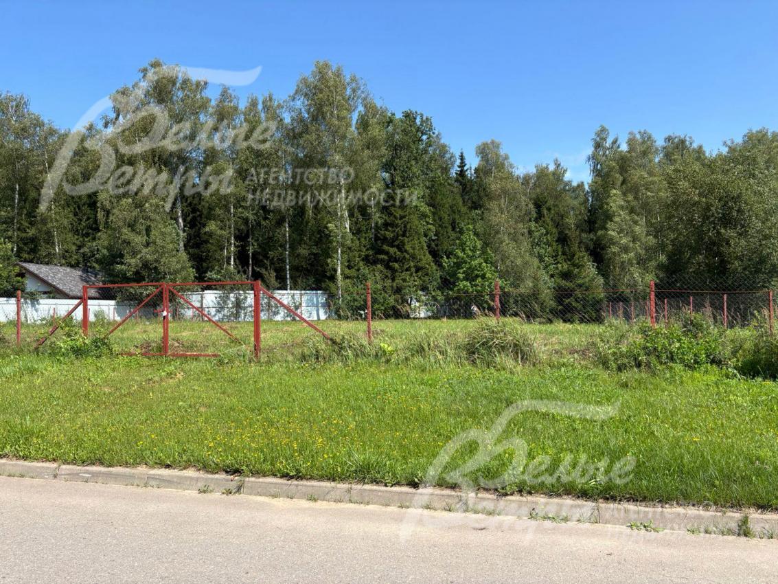 К участку ведёт широкая асфальтированная освещенная дорога