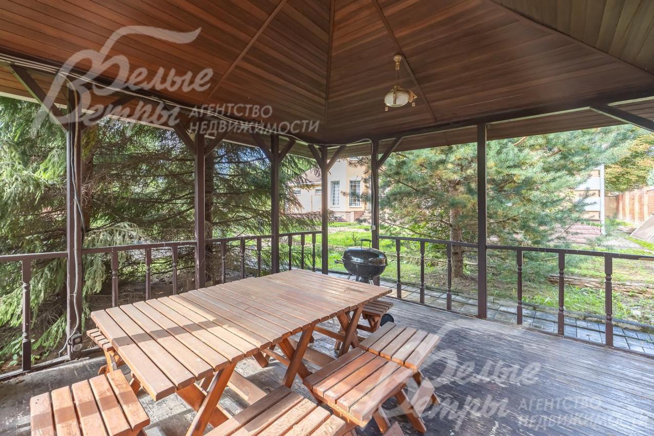 Просторная беседка