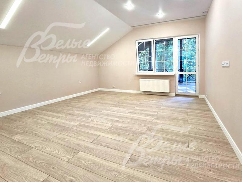 Первая спальня на втором этаже с выходом на большой крытый балкон