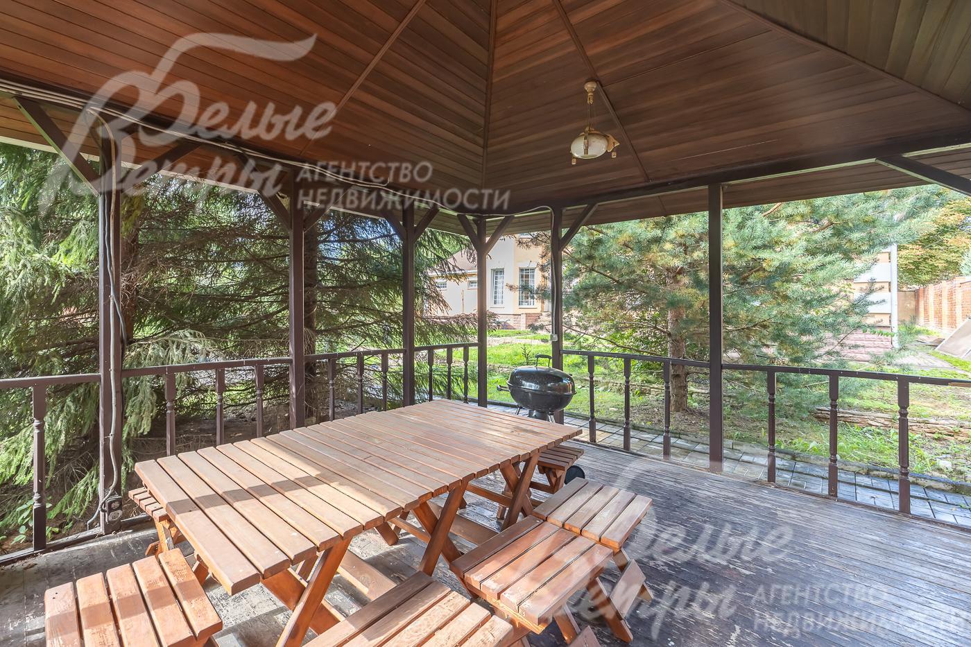 Просторная беседка