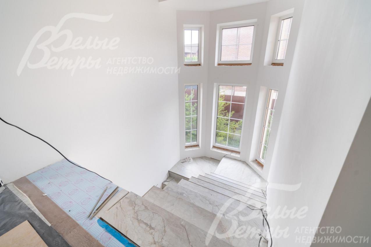 Лестничный пролёт дополнен элегантным остеклённым эркером