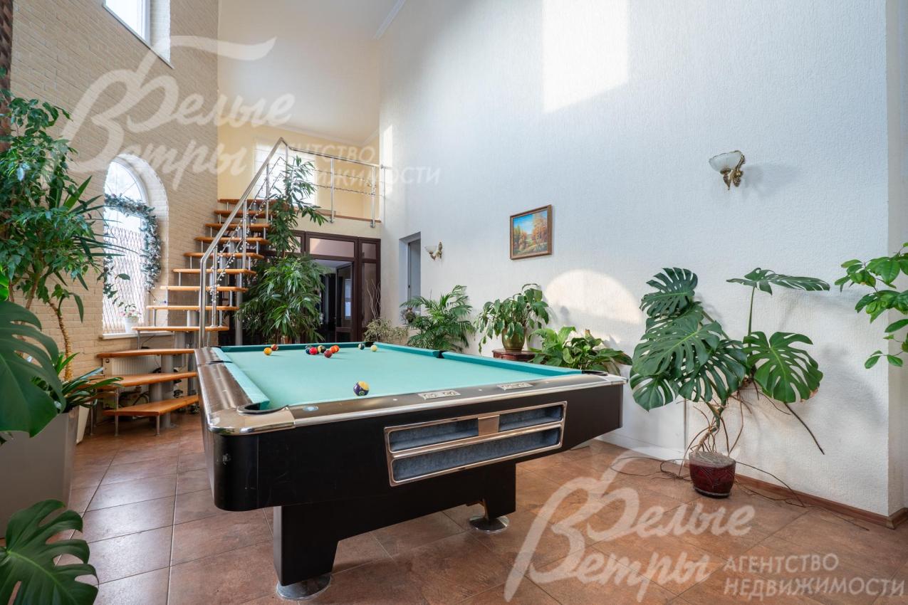 В зимнем саду установлен стол для бильярда, отдельная лестница ведёт в кабинет на втором этаже