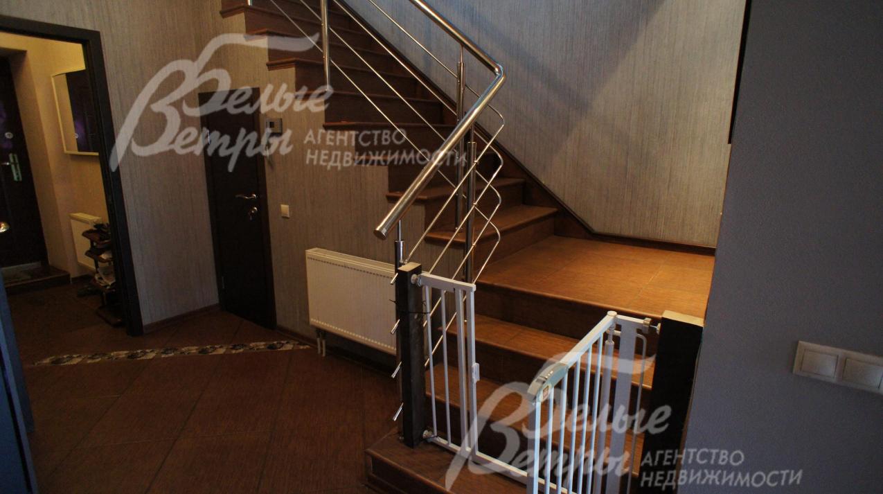 Летница на 2 этаж отделана деревом