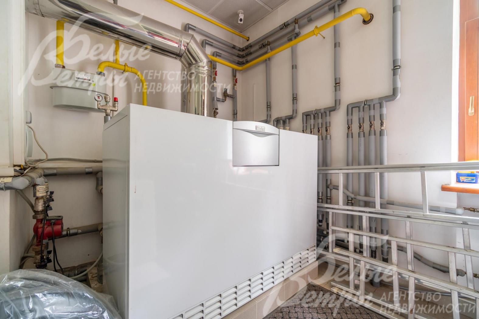 Котельная оборудована бойлером косвенного нагрева (Vaillant, на 300 л)