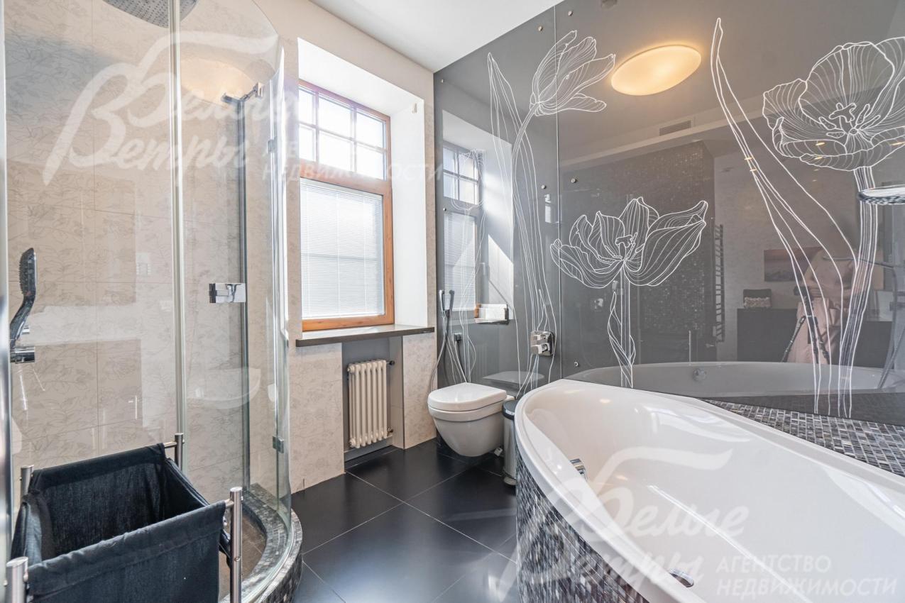 В санузле ванна с гидромассажем и душевая кабина 