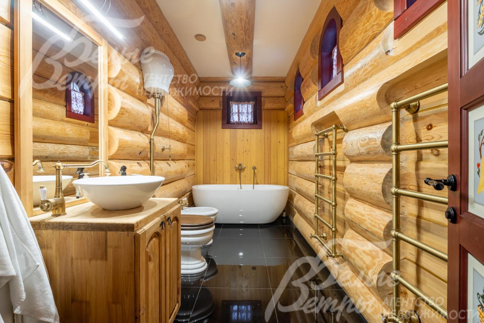 Санузел первого этажа с ванной. В санузлах - оригинальная сантехника и фурнитура MIGLIORE (Италия) в единой стилистике «ретро»