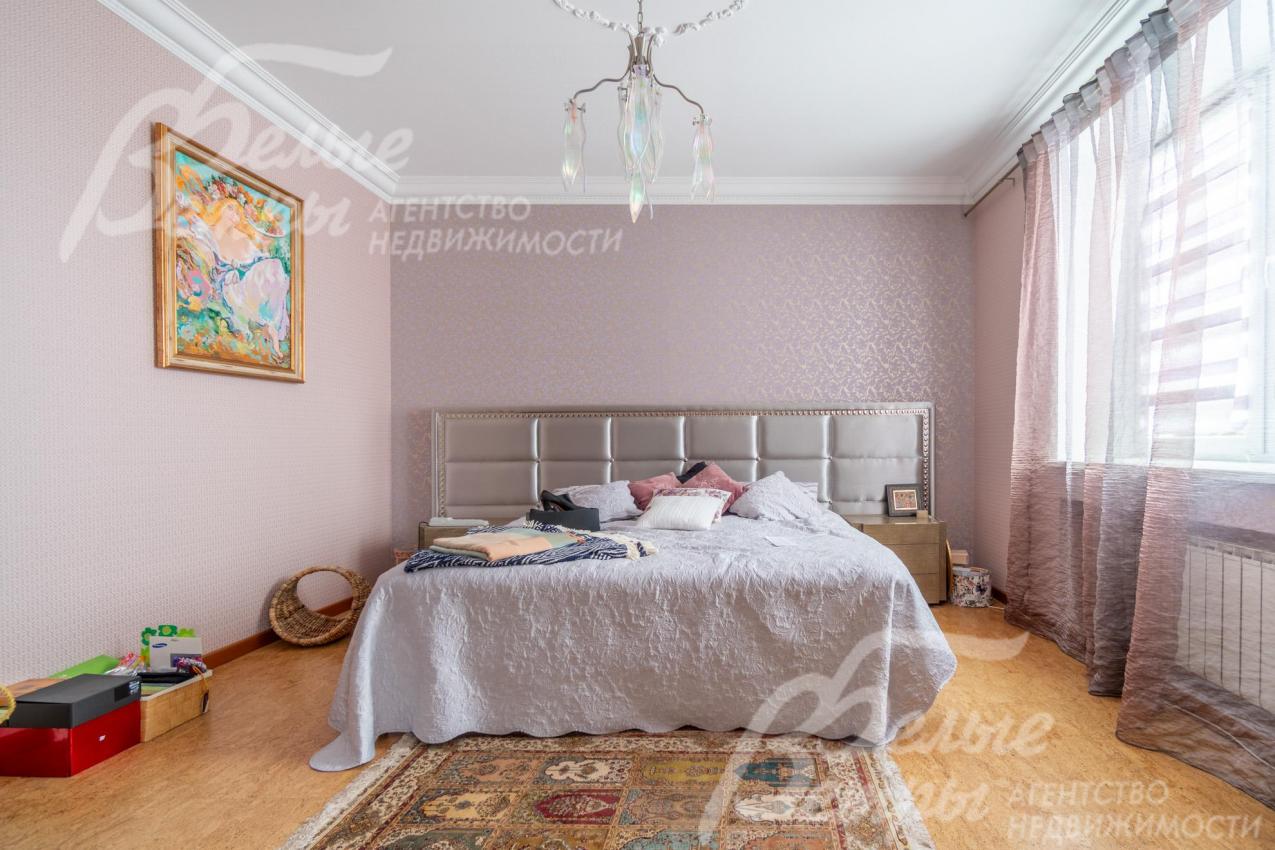 Спальня на втором этаже с кроватью, большим окном и собственным санузлом