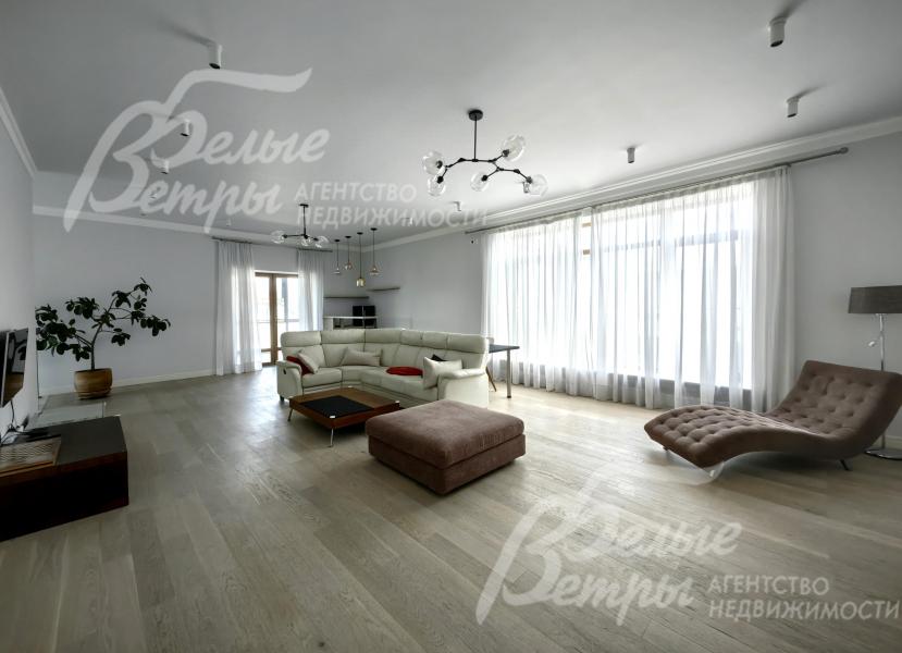 Из гостиной есть выход на большую террасу