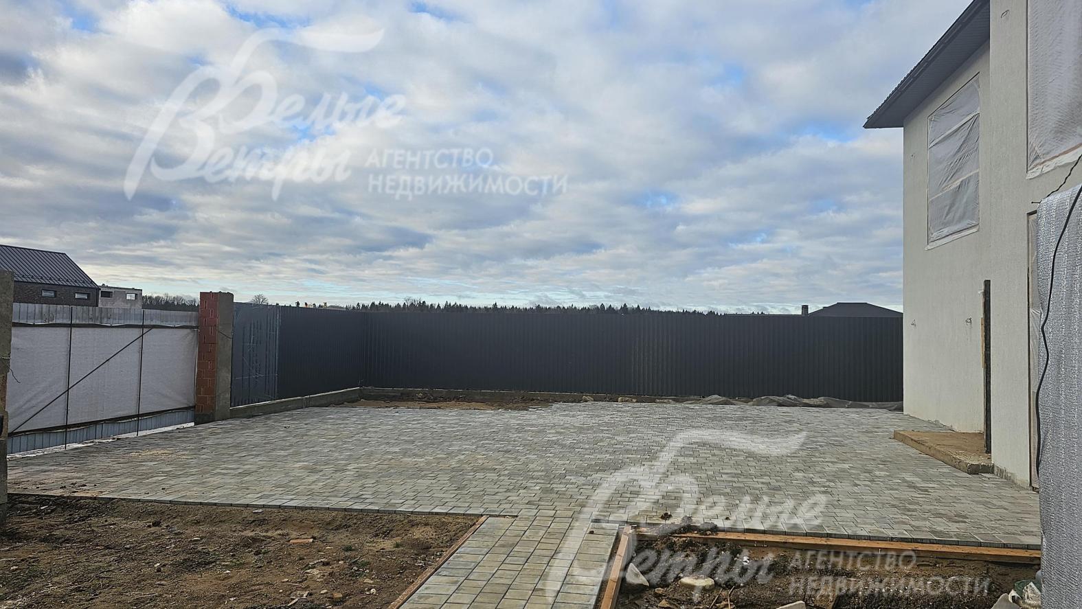 Выполнена укладка брусчатки: оборудована парковка перед домом и проложены дорожки