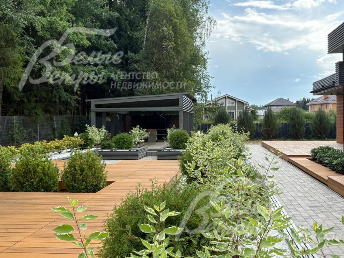 Дом стоит на участке со стильным ландшафтным дизайном