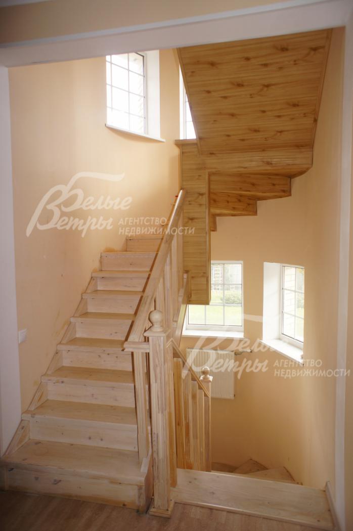 Лестничный марш деревянный - тонированная сосна