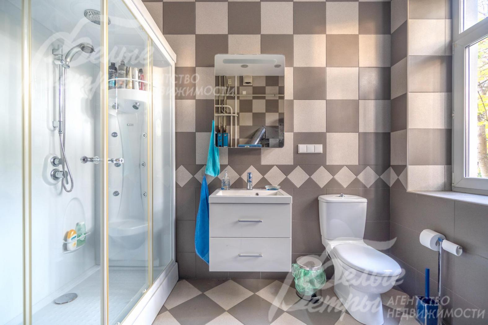 Санузлы отделаны коллекционной итальянской плиткой от пола до потолка