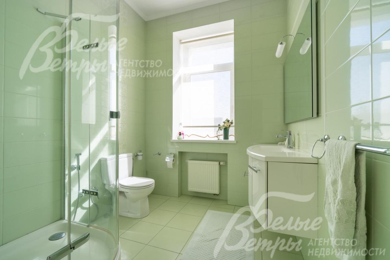 Три спальни на втором этаже - с собственными санузлами. В санузлах - тёплый пол, установлена сантехника Geberit, Villeroy&Boch, смесители Hansgrohe