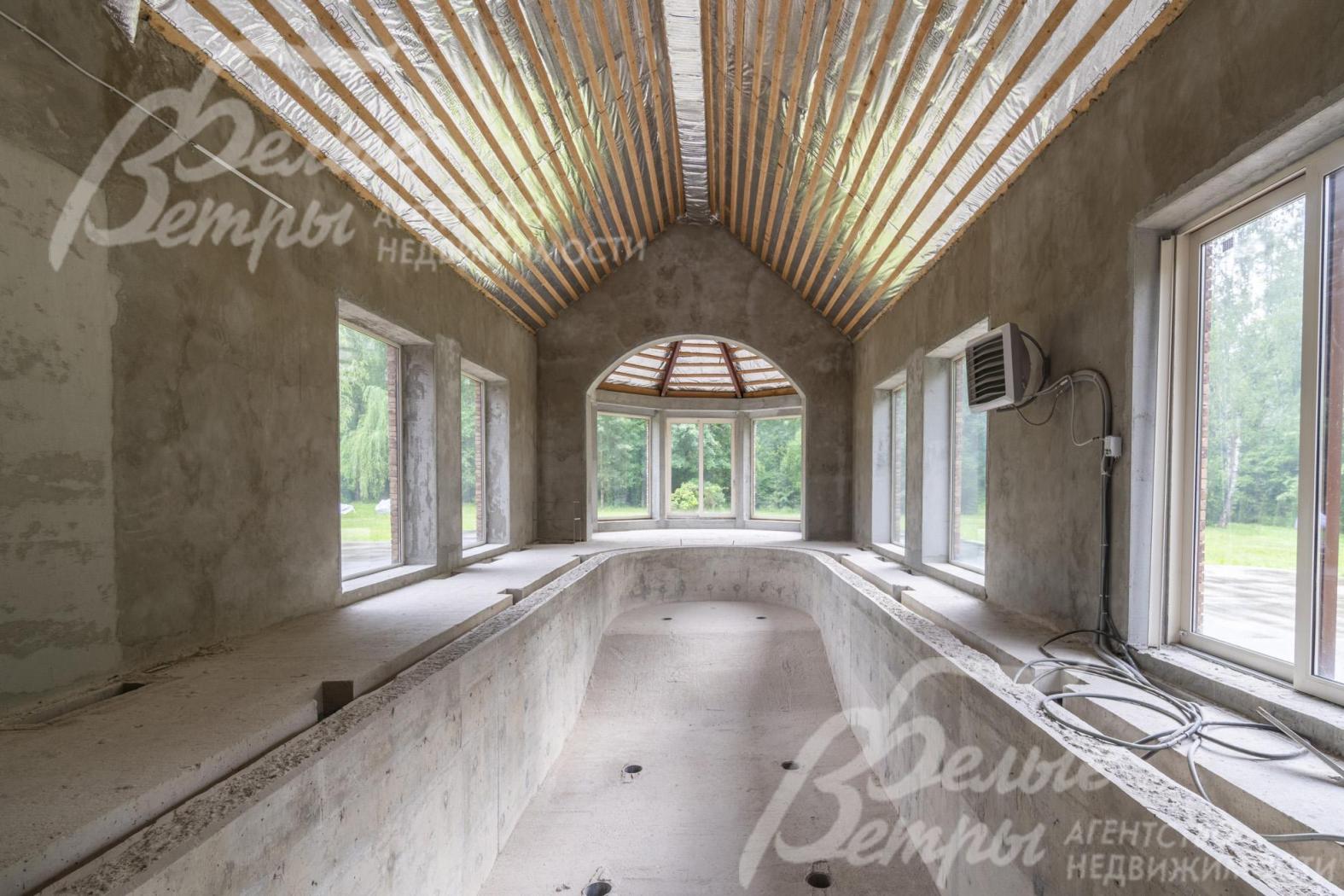 В зоне бассейна - второй свет, окна - раздвижные