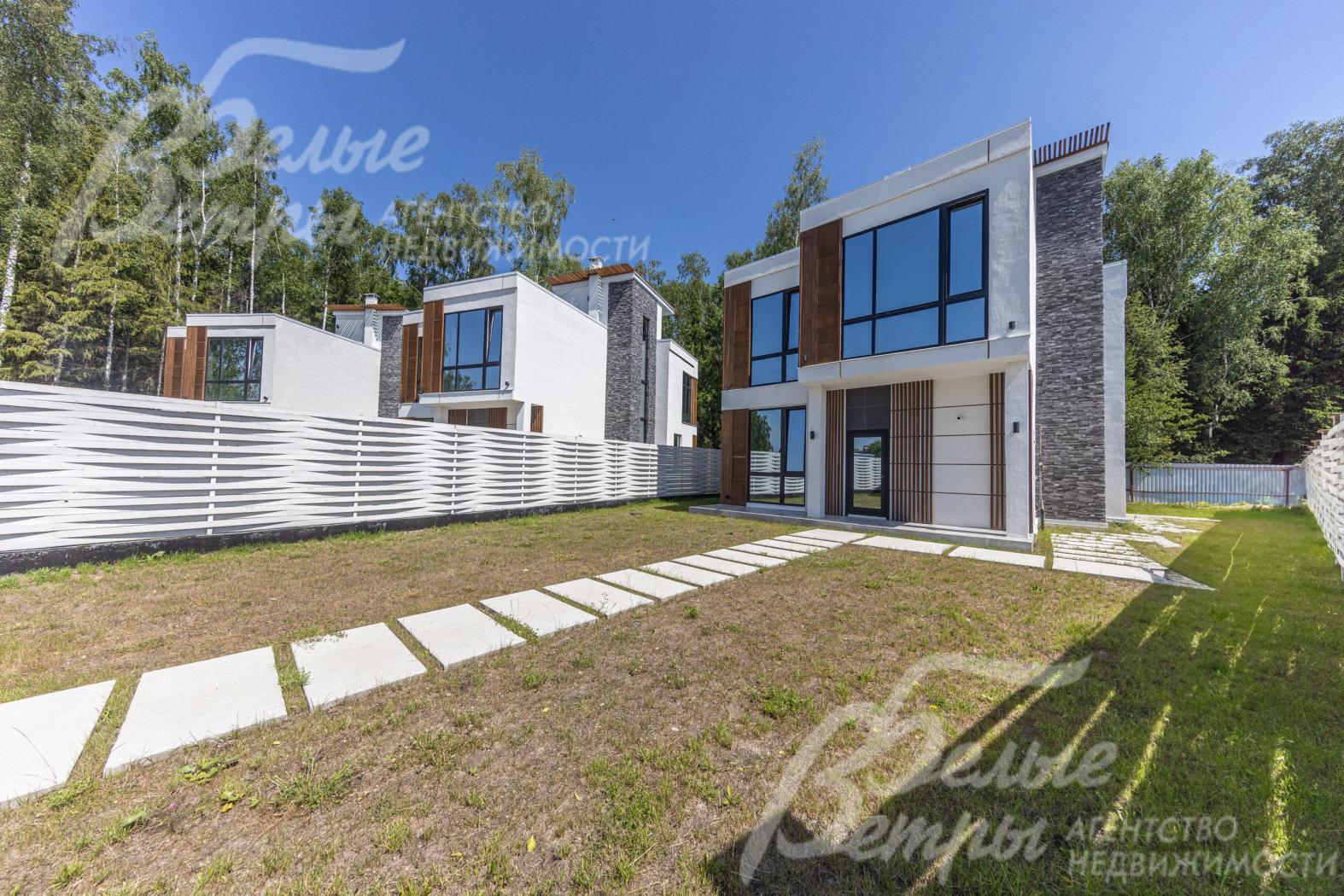 Дом стоит на ровном компактном участке, подготовленном для реализации проекта ландшафтного дизайна