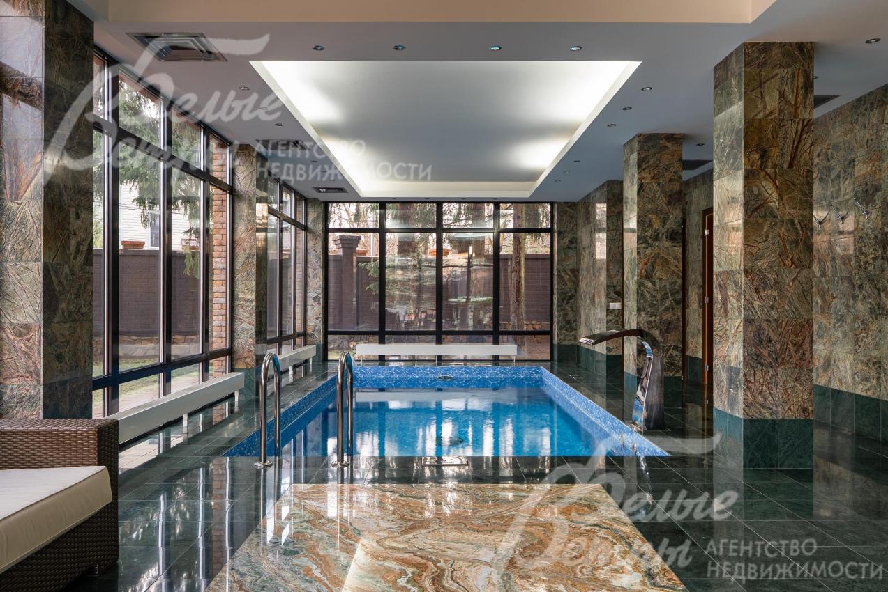 Бассейн оборудован противотоком, фонтаном и системой гидромассажа. 