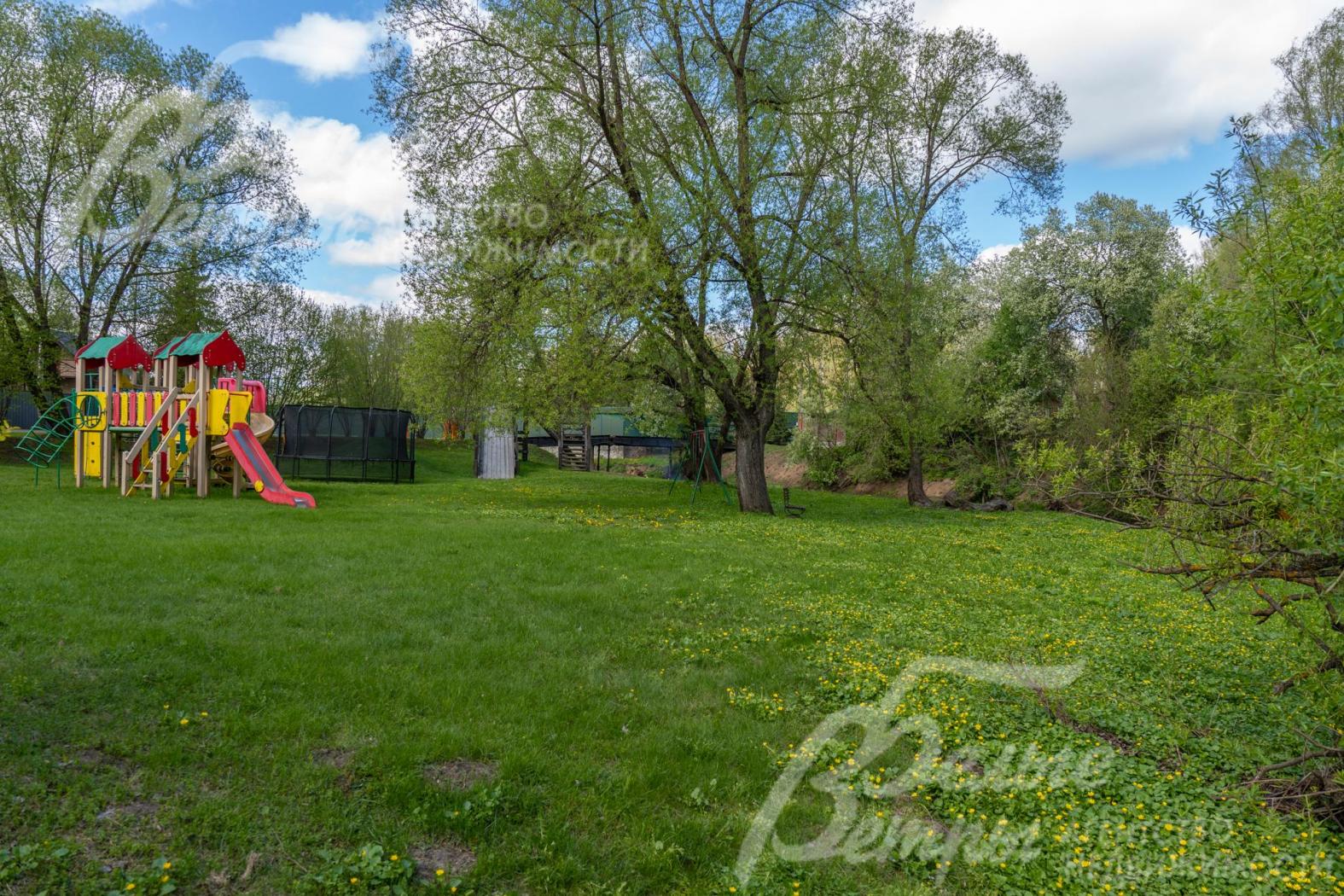 На детской площадке- игровой городок, батут, качели, скамейки для отдыха