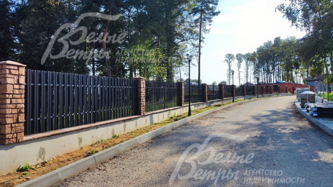 Широкие асфальтовые дороги с троттуарами в поселке Бородино Вилладж.