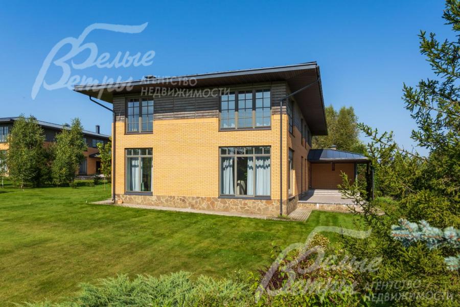 Из дома есть выход на террасу 22 кв.м