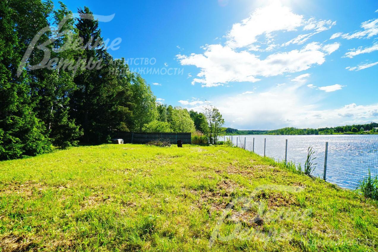 Участок расположен в середине поселка на берегу большого пруда с собственным выходом и причалом