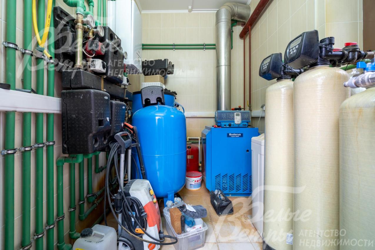 В котельной на первом этаже: котёл и бойлер Buderus, многоступенчатая система очистки воды