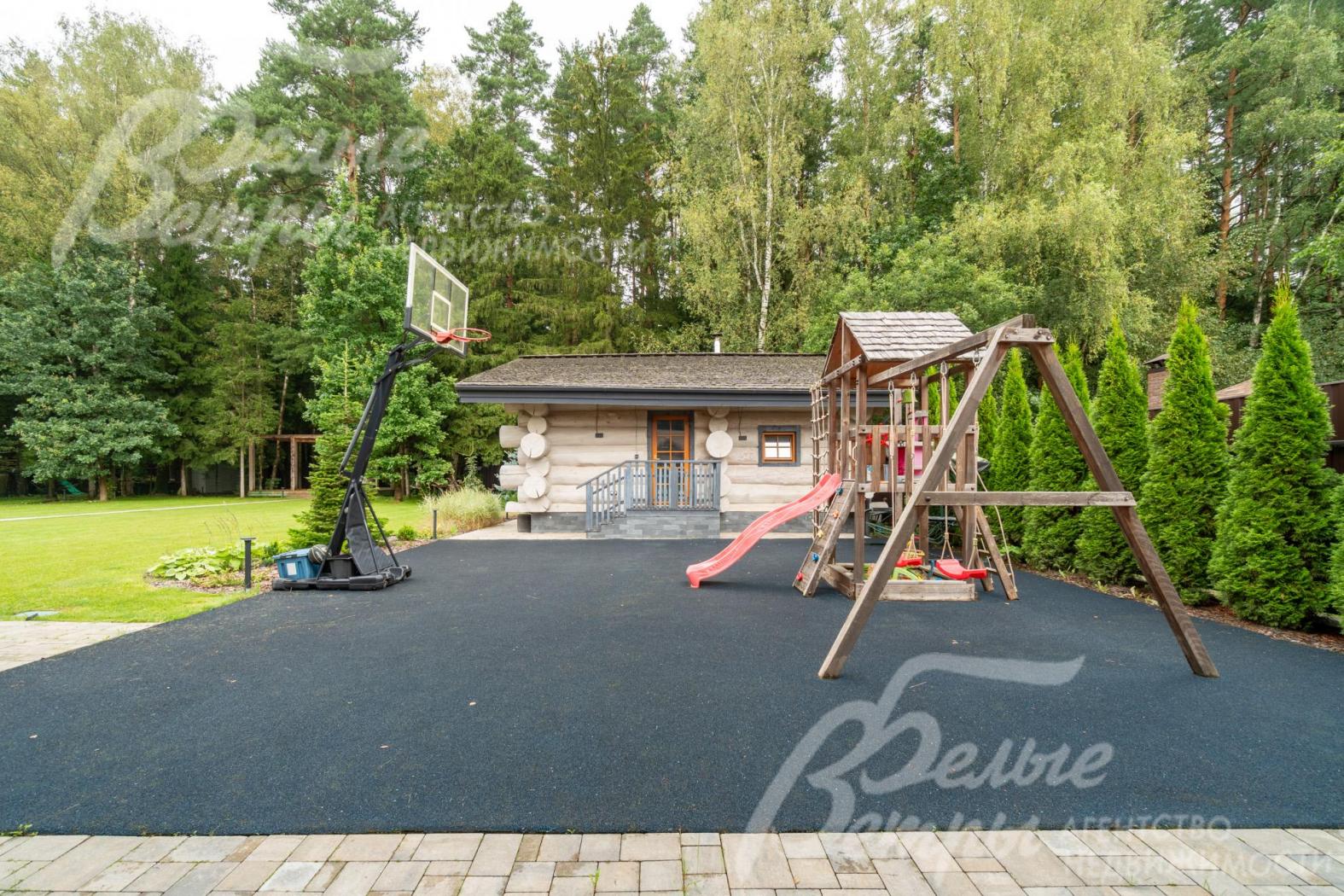 На участке есть спортивная площадка с детским городком