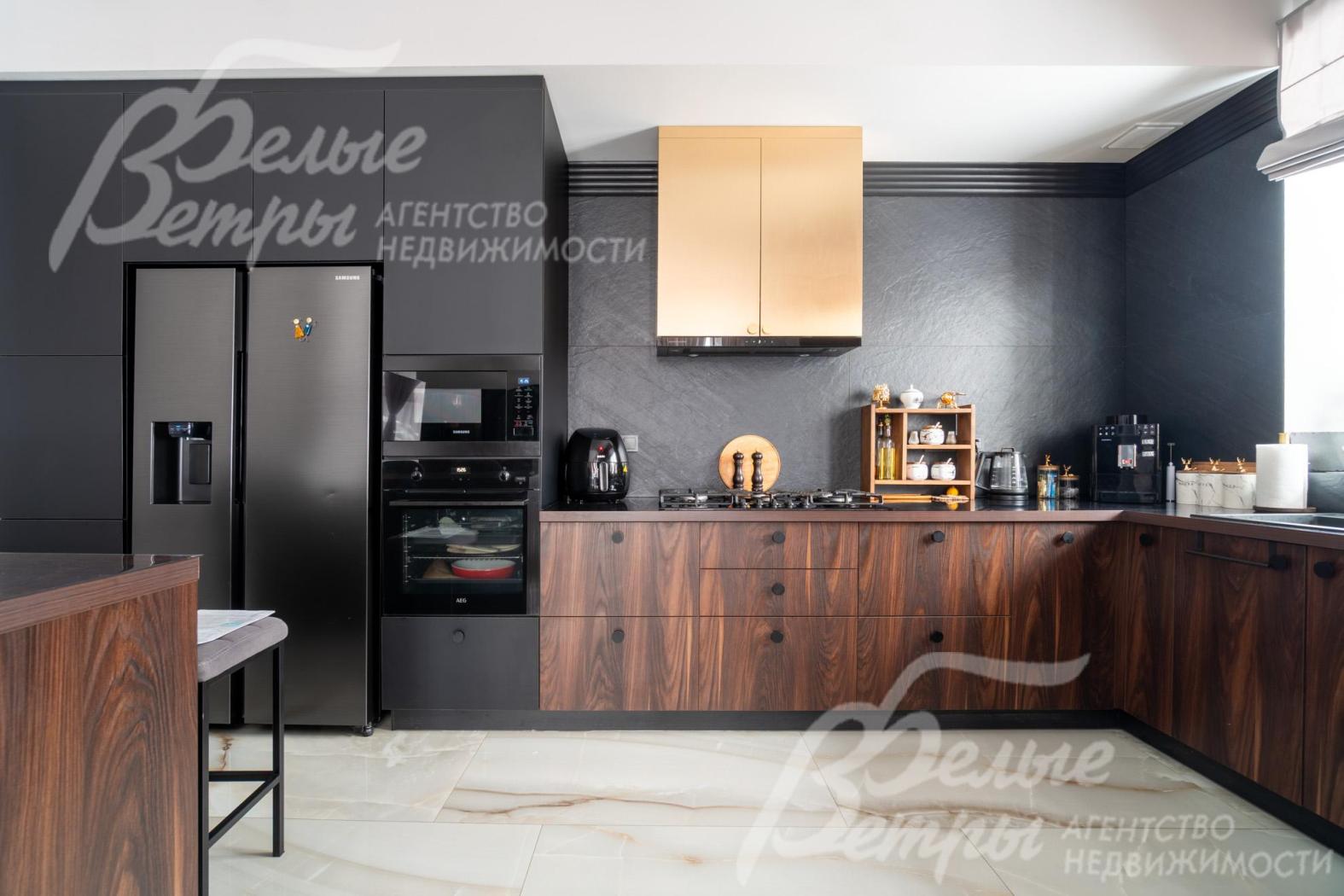 Кухня укомплектована всей необходимой техникой: газовой варочной панелью Gorenje на 5 конфорок, духовым шкафом AEG, микроволновой печью Weissgauff, посудомоечной машиной Electrolux, вытяжкой KUPPERSBERG