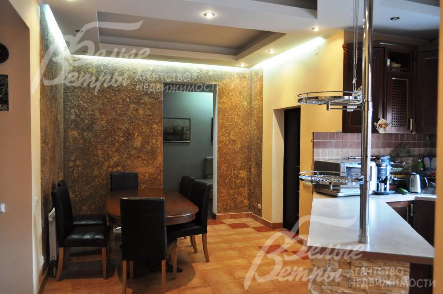 Зона столовой, на стенах художественная штукатурка ручной работы