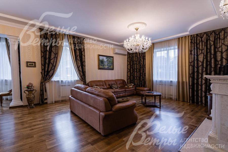 В Гостиной - кожаные диваны, хрустальная люстра, солидные шторы